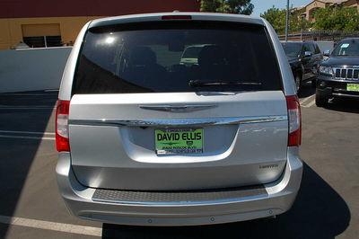 Chrysler Town and Country 2011 photo 2