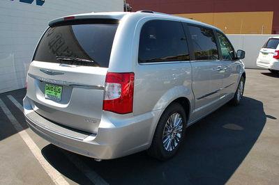 Chrysler Town and Country 2011 photo 3