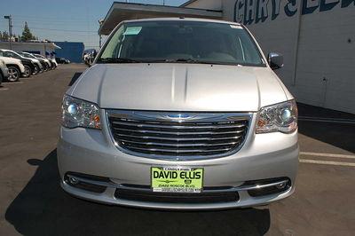 Chrysler Town and Country 2011 photo 4