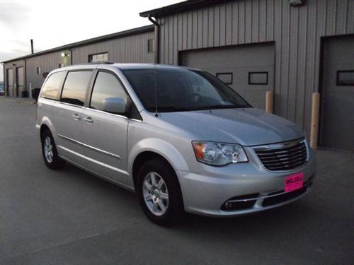 Chrysler Town and Country 2011 photo 2
