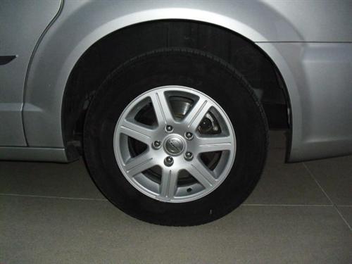 Chrysler Town and Country 2011 photo 3