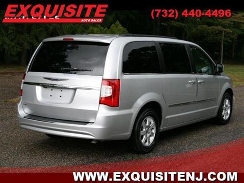 Chrysler Town and Country 2011 photo 1