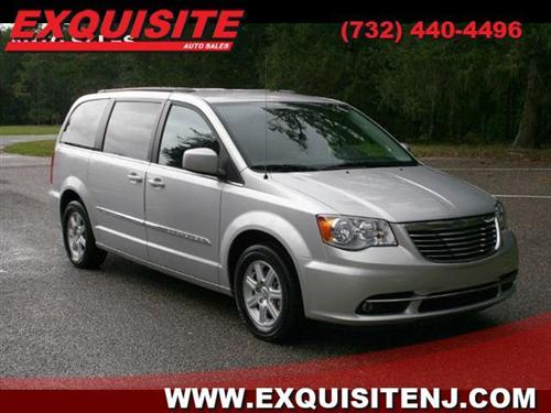 Chrysler Town and Country 2011 photo 2