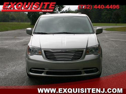 Chrysler Town and Country 2011 photo 3