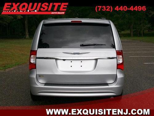 Chrysler Town and Country 2011 photo 4