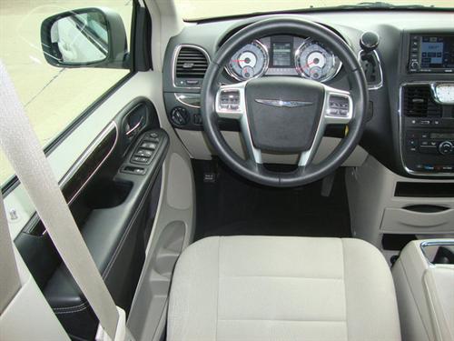 Chrysler Town and Country 2011 photo 1