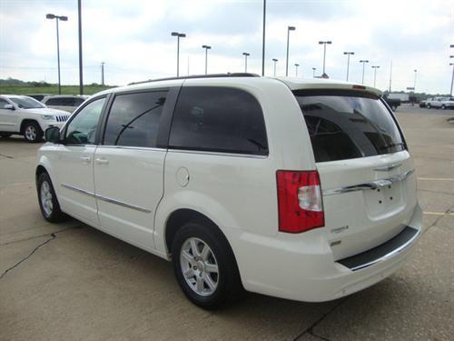 Chrysler Town and Country 2011 photo 2