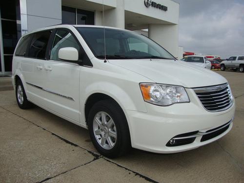 Chrysler Town and Country 2011 photo 3
