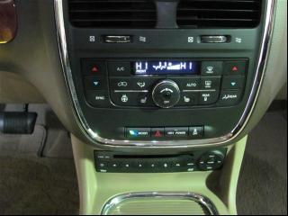 Chrysler Town and Country 2011 photo 3