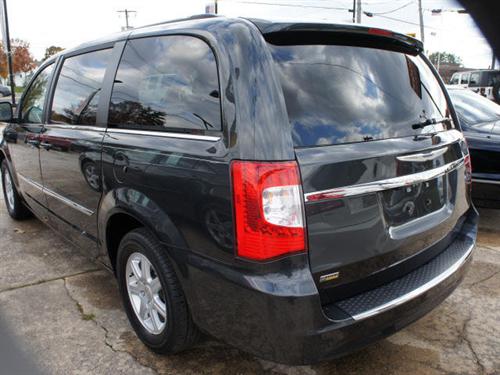 Chrysler Town and Country 2011 photo 2