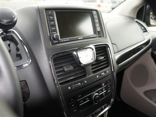 Chrysler Town and Country 2011 photo 3