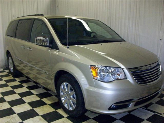 Chrysler Town and Country 2011 photo 2