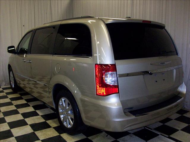 Chrysler Town and Country 2011 photo 3