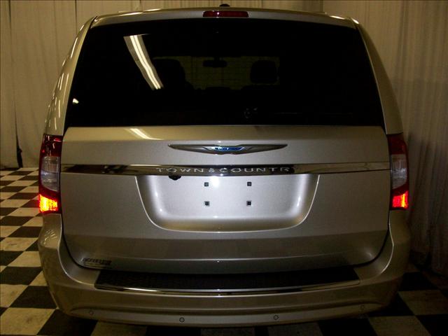 Chrysler Town and Country 2011 photo 5