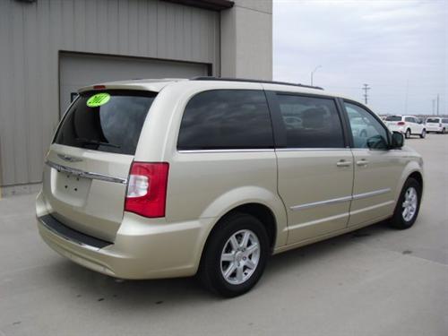 Chrysler Town and Country 2011 photo 1