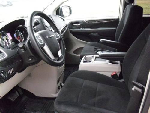 Chrysler Town and Country 2011 photo 2