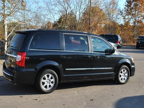 Chrysler Town and Country 2011 photo 3
