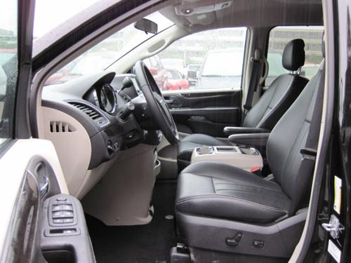 Chrysler Town and Country 2011 photo 1