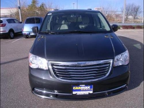 Chrysler Town and Country 2011 photo 1