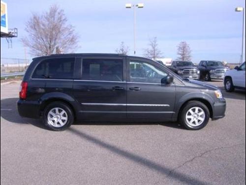 Chrysler Town and Country 2011 photo 2
