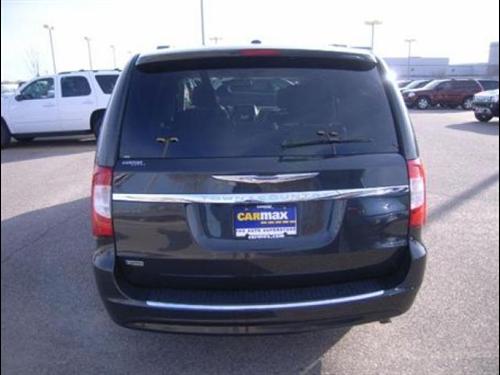 Chrysler Town and Country 2011 photo 3