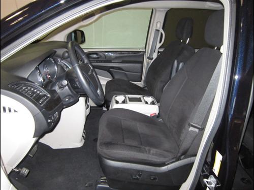 Chrysler Town and Country 2011 photo 2