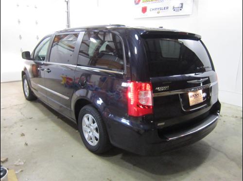 Chrysler Town and Country 2011 photo 3
