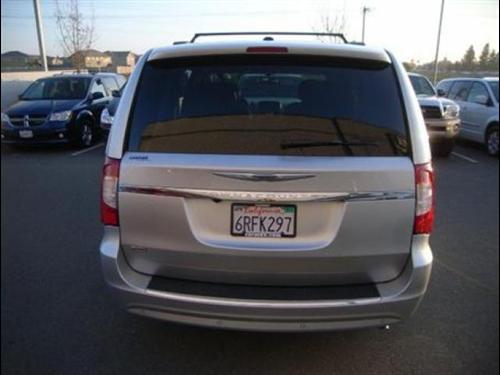 Chrysler Town and Country 2011 photo 2