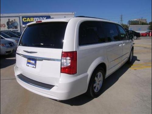 Chrysler Town and Country 2011 photo 1