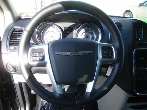 Chrysler Town and Country 2011 photo 2