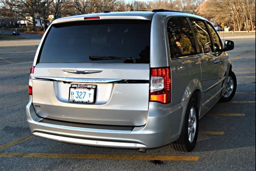Chrysler Town and Country 2011 photo 1