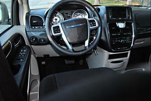 Chrysler Town and Country 2011 photo 2
