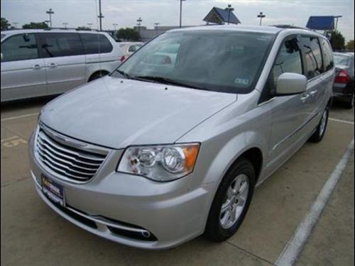 Chrysler Town and Country 2011 photo 2
