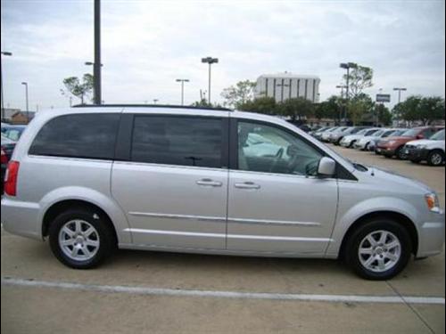 Chrysler Town and Country 2011 photo 3
