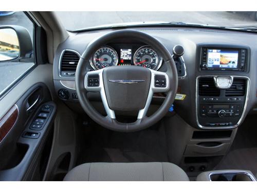 Chrysler Town and Country 2011 photo 1