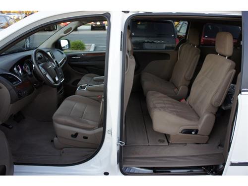 Chrysler Town and Country 2011 photo 3