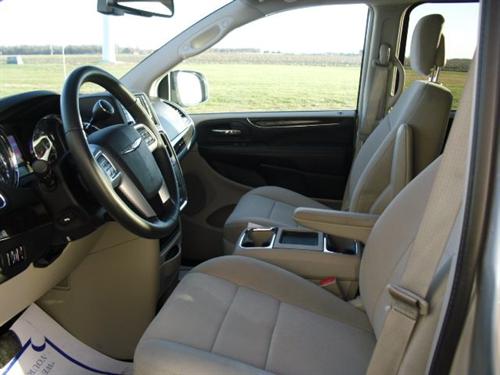 Chrysler Town and Country 2011 photo 2