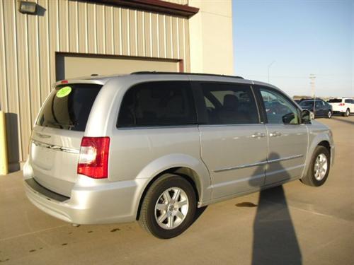 Chrysler Town and Country 2011 photo 3