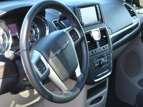 Chrysler Town and Country 2011 photo 2