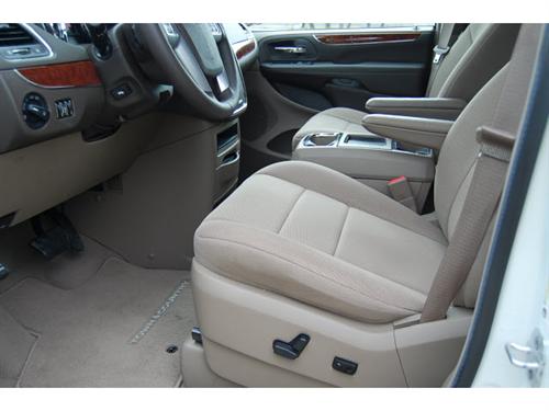 Chrysler Town and Country 2011 photo 3