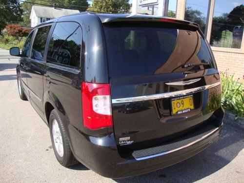 Chrysler Town and Country 2011 photo 2