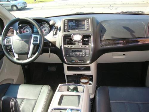 Chrysler Town and Country 2011 photo 4