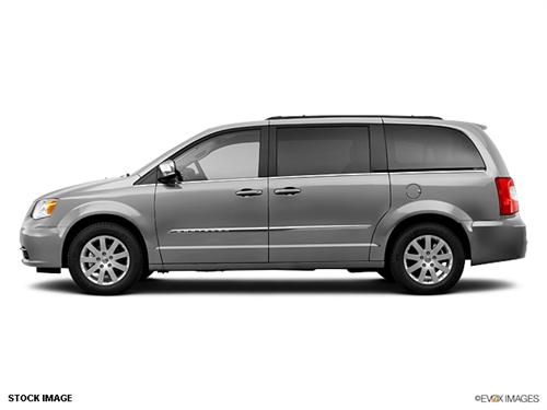 Chrysler Town and Country 2011 photo 3