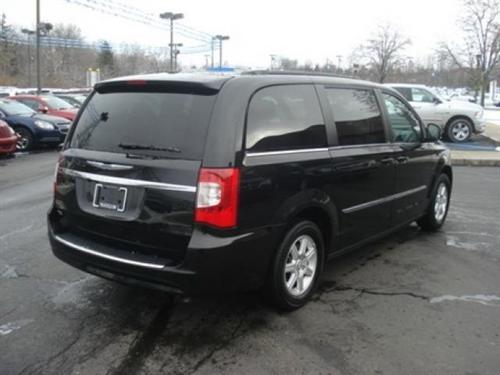 Chrysler Town and Country 2011 photo 2
