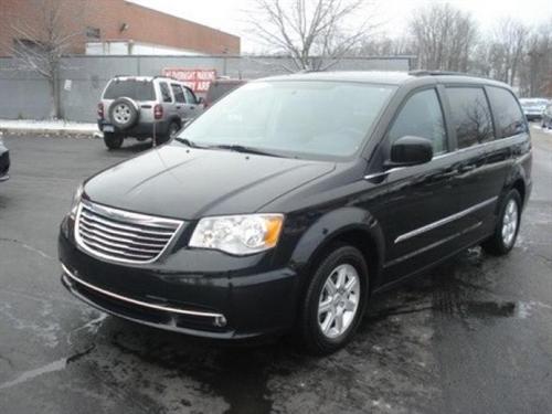 Chrysler Town and Country 2011 photo 3