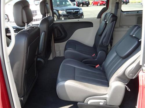 Chrysler Town and Country 2011 photo 1