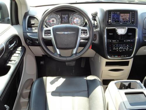 Chrysler Town and Country 2011 photo 2