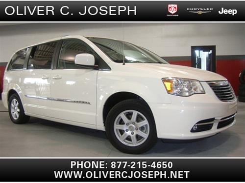 Chrysler Town and Country 2011 photo 2