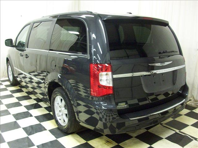 Chrysler Town and Country 2011 photo 2