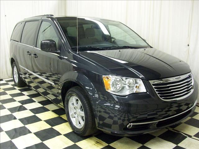 Chrysler Town and Country 2011 photo 3
